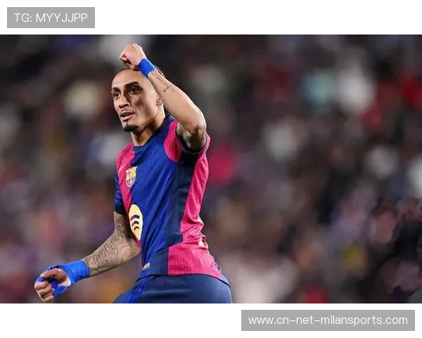 巴萨右路快速传导，拉菲尼亚弧顶推射建功